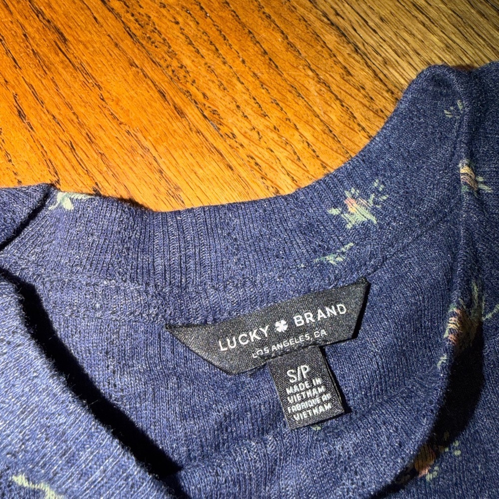 Lucky Brand Navy Blue Floral Short Sleeve Tee Size Small Fitted Sleeves - Picture 2 of 6